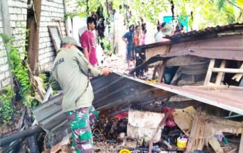 Babinsa Tikung Lamongan Bantu Nenek Korban Rumah Ambruk, Warga Ikut Gotong Royong