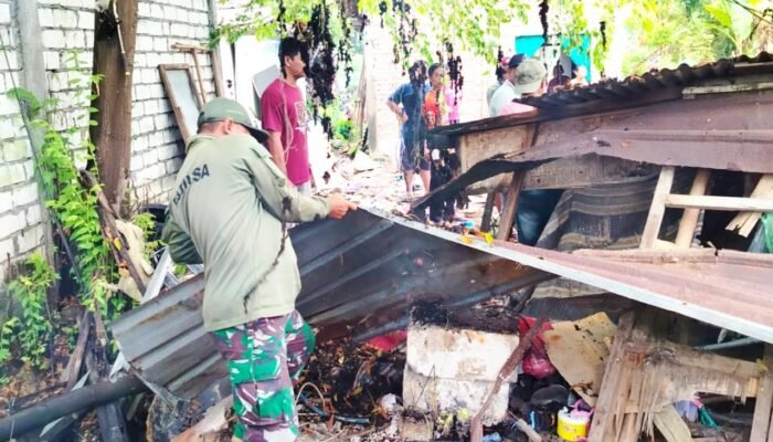 Babinsa Tikung Lamongan Bantu Nenek Korban Rumah Ambruk, Warga Ikut Gotong Royong