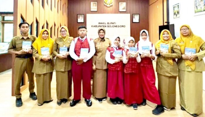 Kisah Inspiratif Kepala SDN di Bojonegoro, Sulap Mimpi Anak Desa Jadi Buku Nasional
