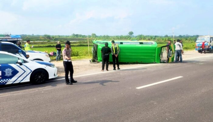 Kronologi Elf Rombongan Bojonegoro Hantam Tiang PJU lalu Terguling di Deket Lamongan