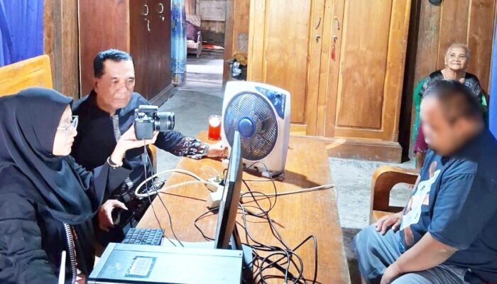 Petugas Disdukcapil Bojonegoro Datangi Rumah Warga Disabilitas untuk Perekaman KTP-el