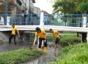 Polres Bojonegoro Kompak Bersih-bersih Sungai Jelang HUT Bhayangkara ke-80