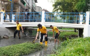 Polres Bojonegoro Kompak Bersih-bersih Sungai Jelang HUT Bhayangkara ke-80