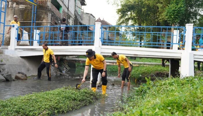 Polres Bojonegoro Kompak Bersih-bersih Sungai Jelang HUT Bhayangkara ke-80