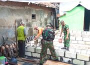 Tak Hanya Jaga Desa, Babinsa di Lamongan Ikut Angkut Pasir Bangun Rumah Warga