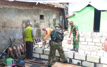 Tak Hanya Jaga Desa, Babinsa di Lamongan Ikut Angkut Pasir Bangun Rumah Warga