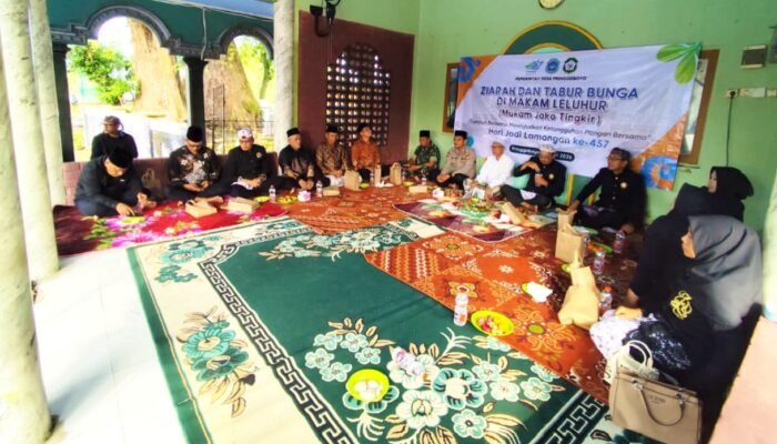 Momen Hari Jadi Lamongan, TNI Dampingi Warga Tabur Bunga di Makam Leluhur