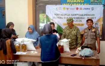 Penyaluran Bantuan Pangan di Banjarmadu Lamongan Berjalan Lancar, Babinsa Turun Tangan