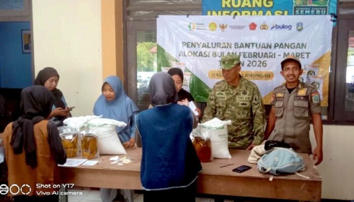 Penyaluran Bantuan Pangan di Banjarmadu Lamongan Berjalan Lancar, Babinsa Turun Tangan