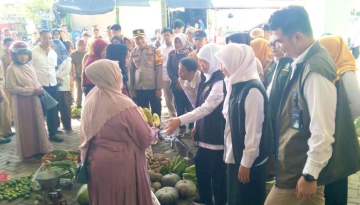 Gubernur Khofifah Blusukan ke Pasar Banjarejo, Kapolsek Bojonegoro Kota Kawal Ketat