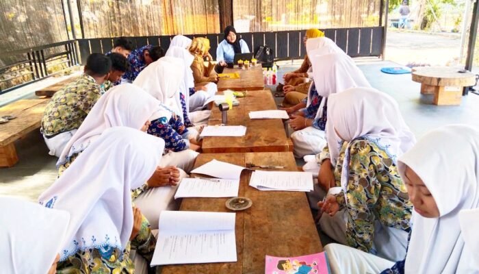 Puluhan Siswa SMAN 1 Rengel Tuban Belajar Jadi Jurnalis Digital di Sendang Beron