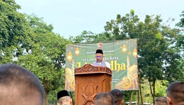 Kebersamaan Yonif TP 885 Belibis Putih dan Warga Warnai Sholat Idul Adha di Dander Bojonegoro