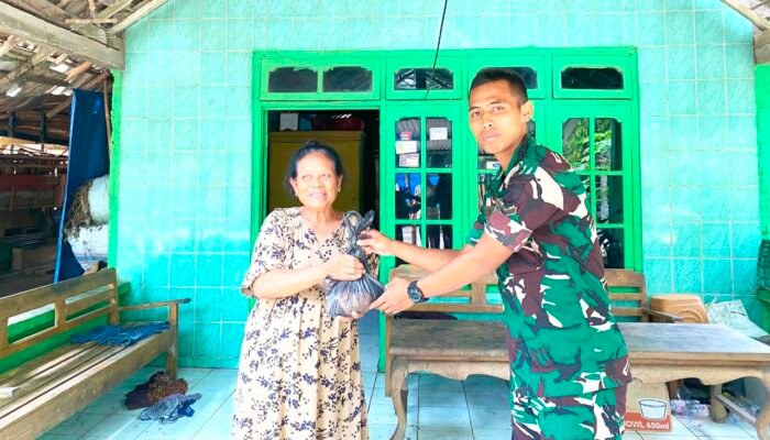 Yonif TP 885 Belibis Putih Bagikan Daging Kurban untuk Warga Bojonegoro