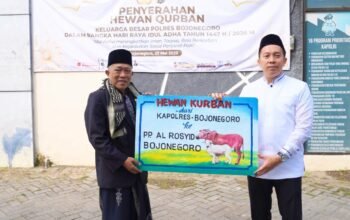 Kapolres Bojonegoro Serahkan Sapi Kurban ke Ponpes Ar Rosyid dan Warga