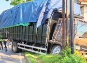 Truk Colt Diesel Hantam Fuso Parkir di Jalur Babat-Lamongan, Sopir Luka