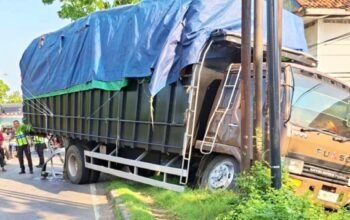 Truk Colt Diesel Hantam Fuso Parkir di Jalur Babat-Lamongan, Sopir Luka