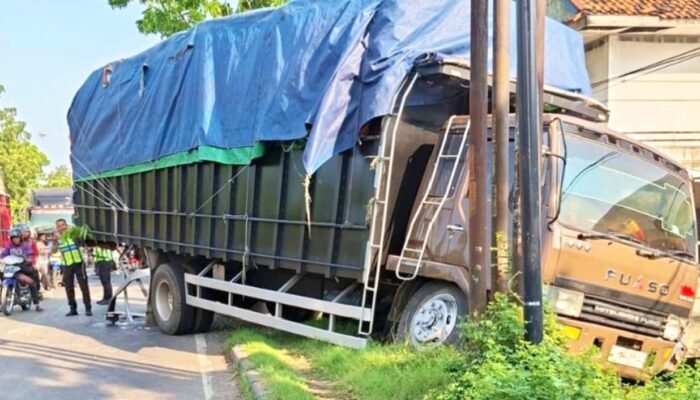 Truk Colt Diesel Hantam Fuso Parkir di Jalur Babat-Lamongan, Sopir Luka