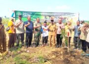 Aksi Babinsa di Lamongan Ini Curi Perhatian, Tanam Pohon Demi Masa Depan