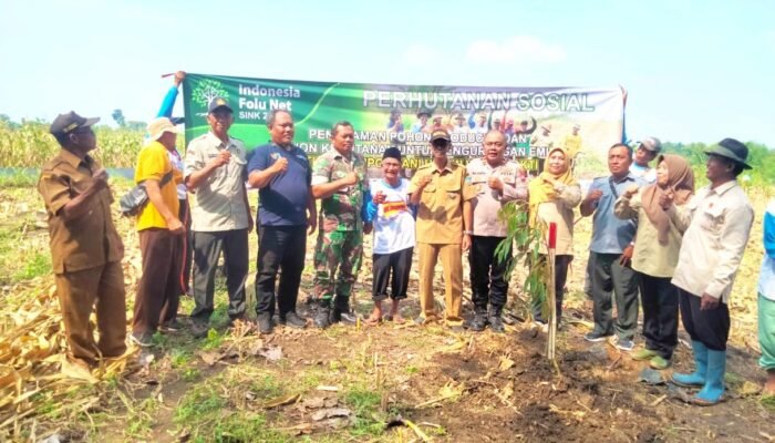 Aksi Babinsa di Lamongan Ini Curi Perhatian, Tanam Pohon Demi Masa Depan