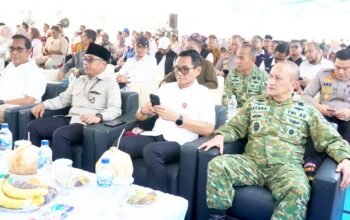Tanam Padi Bersama Petani, Wamentan Bawa Semangat Baru untuk Lamongan