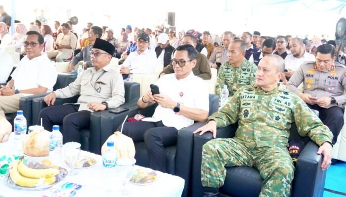 Tanam Padi Bersama Petani, Wamentan Bawa Semangat Baru untuk Lamongan