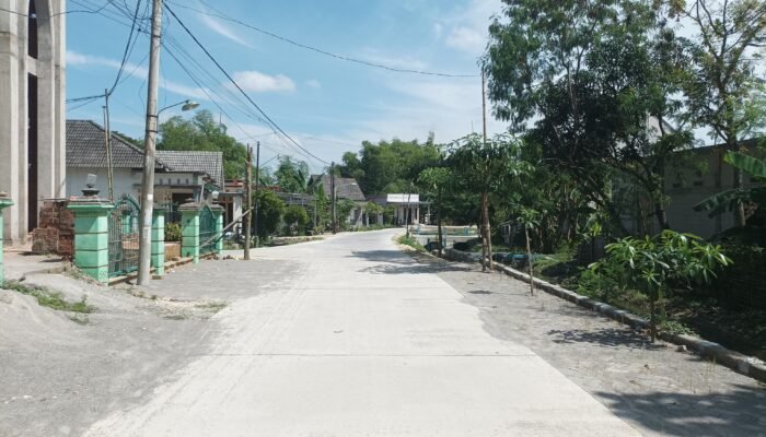 Pembangunan Jalan Rigid Beton Desa Nglarangan di Sambut Warga Gembira