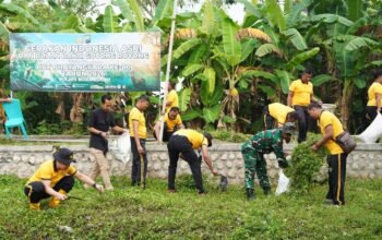 Sambut HUT Bhayangkara Ke-80, Polres Bojonegoro Bersih-bersih Sungai Dukung Indonesia ASRI