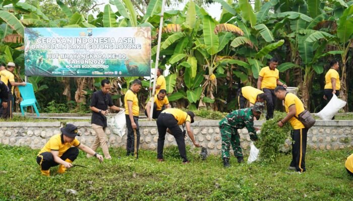 Sambut HUT Bhayangkara Ke-80, Polres Bojonegoro Bersih-bersih Sungai Dukung Indonesia ASRI