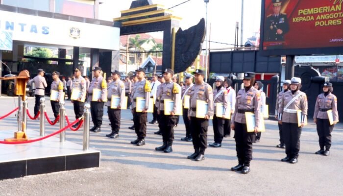 Deretan Polisi Berprestasi di Lamongan Dapat Penghargaan Langsung dari Kapolres