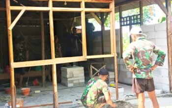 Gotong Royong Babinsa dan Warga, RTLH di Ngimbang Lamongan Dikebut