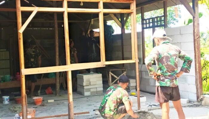 Gotong Royong Babinsa dan Warga, RTLH di Ngimbang Lamongan Dikebut