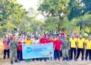 Peringati Hari Lingkungan Hidup, Koramil Bluluk Lamongan Ajak Warga Bersih-Bersih Makam