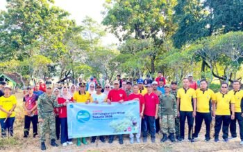 Peringati Hari Lingkungan Hidup, Koramil Bluluk Lamongan Ajak Warga Bersih-Bersih Makam