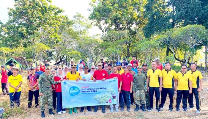 Peringati Hari Lingkungan Hidup, Koramil Bluluk Lamongan Ajak Warga Bersih-Bersih Makam