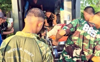 Lagi Lari Ketahanan, 7 Prajurit Yonif TP 885 Belibis Putih Mendadak Evakuasi Korban Kecelakaan di Bojonegoro