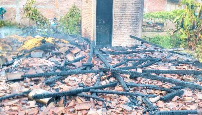 Jerami Terbakar Akibat Korsleting, Rumah Warga Bojonegoro Ludes