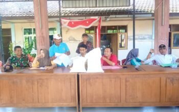 Ratusan Warga Lamongan Dapat Bantuan Pangan, Babinsa Sarirejo Turun Langsung Mengawal
