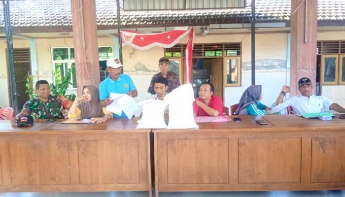 Ratusan Warga Lamongan Dapat Bantuan Pangan, Babinsa Sarirejo Turun Langsung Mengawal