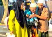 Momen Mengharukan, Jamaah Haji Bojonegoro Disambut Pelukan Keluarga