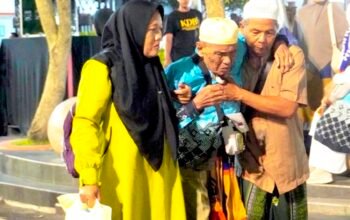 Momen Mengharukan, Jamaah Haji Bojonegoro Disambut Pelukan Keluarga