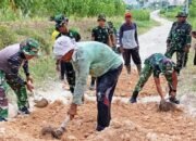 TNI Bersama Warga Turun Tangan Benahi Jalan di Bubulan Bojonegoro