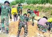 Brigif TP 33 Nagasesa dan Warga Bubulan Gotong Royong Timbun Jalan Dusun Maor