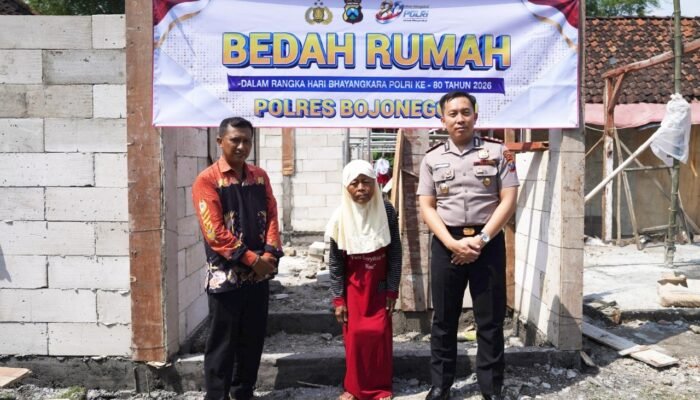 Hari Bhayangkara ke-80, Kapolres Bojonegoro Bedah Rumah Warga Kurang Mampu