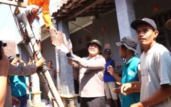 Aksi Nyata Polres Lamongan, Bedah Rumah dan Santuni Dhuafa di Modo