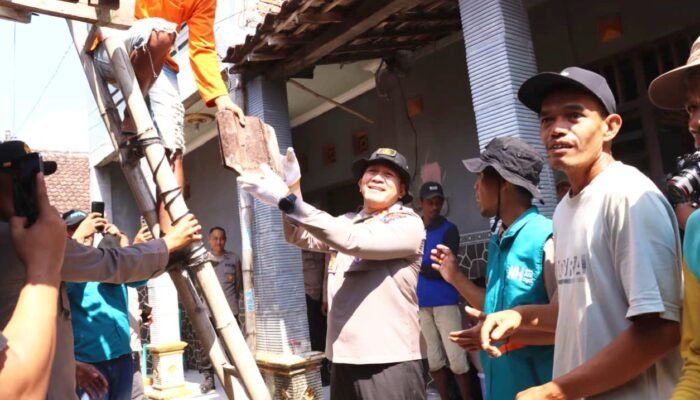 Aksi Nyata Polres Lamongan, Bedah Rumah dan Santuni Dhuafa di Modo