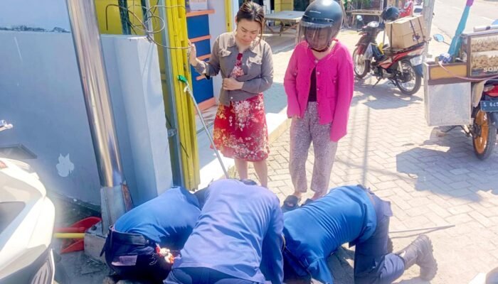 Kunci Jatuh ke Gorong-gorong, Damkarmat Kedungadem Bojonegoro Bergerak Cepat