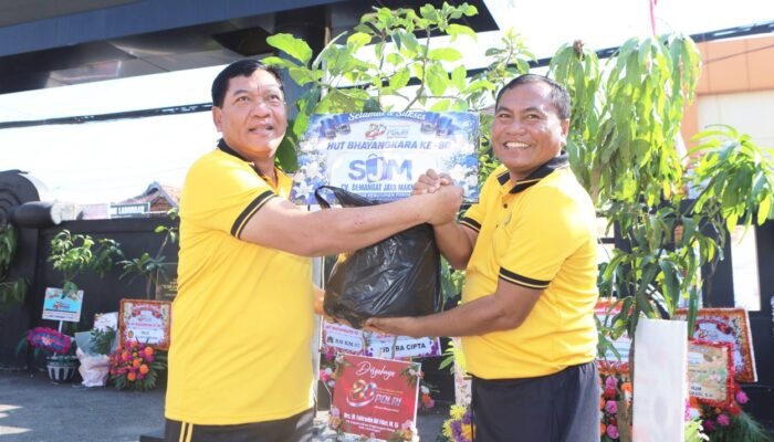 126 Bibit Pohon Jadi Kado Spesial Hari Bhayangkara untuk Polres Lamongan