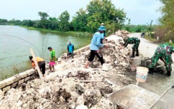 Babinsa Karangbinangun Lamongan Pimpin Karya Bakti Bangun Tembok Penahan Tanah