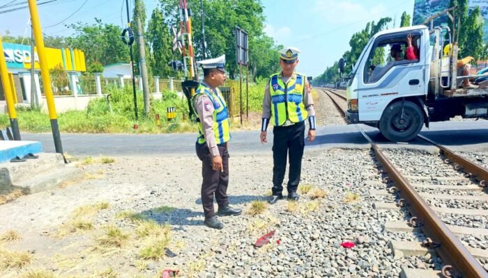Terobos Perlintasan Kereta, Pengendara Scoopy Luka-Luka di Lamongan