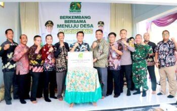Panen Melon Bareng Petani, Bupati Bojonegoro Ajak Generasi Muda Terjun ke Pertanian img 20260709 wa0014